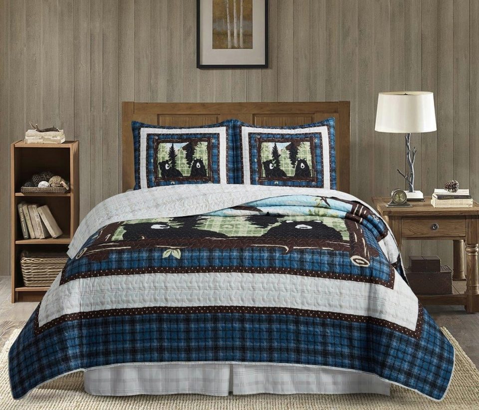 Wooden Virah Bella - Unexpected Visitors - Lightweight Reversible 3-Piece Lodge Quilt Set with Decorative Pillow Shams.